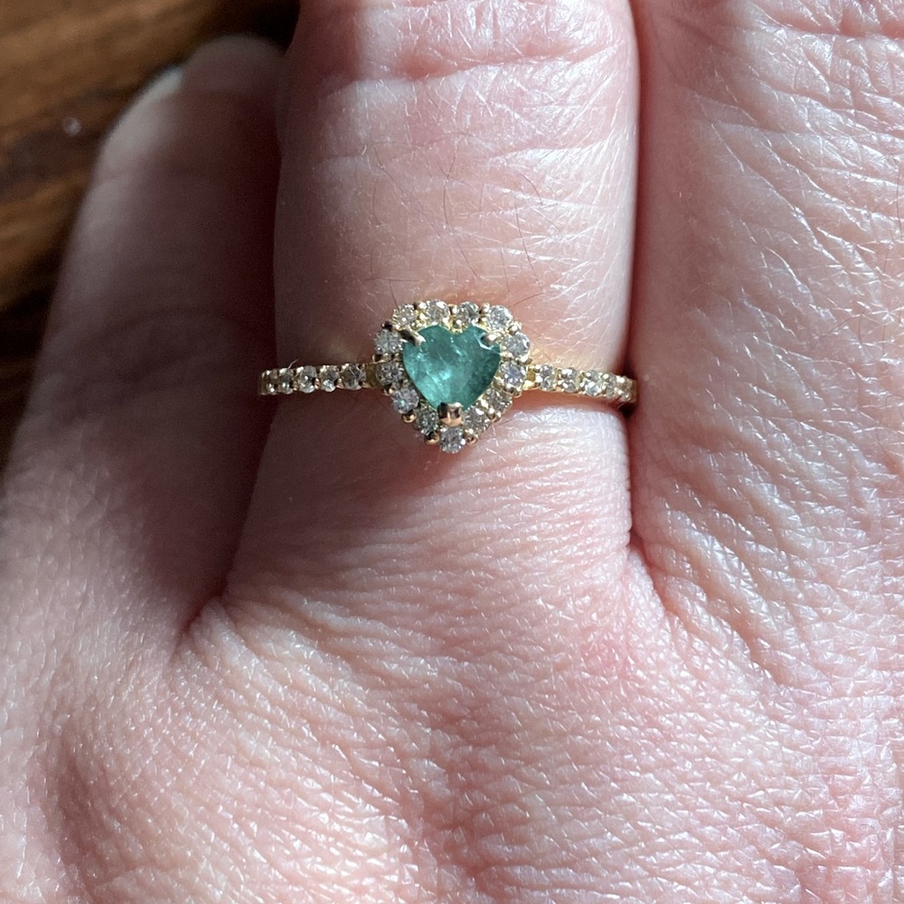 Pure Emerald heart shape cut on 18K gold